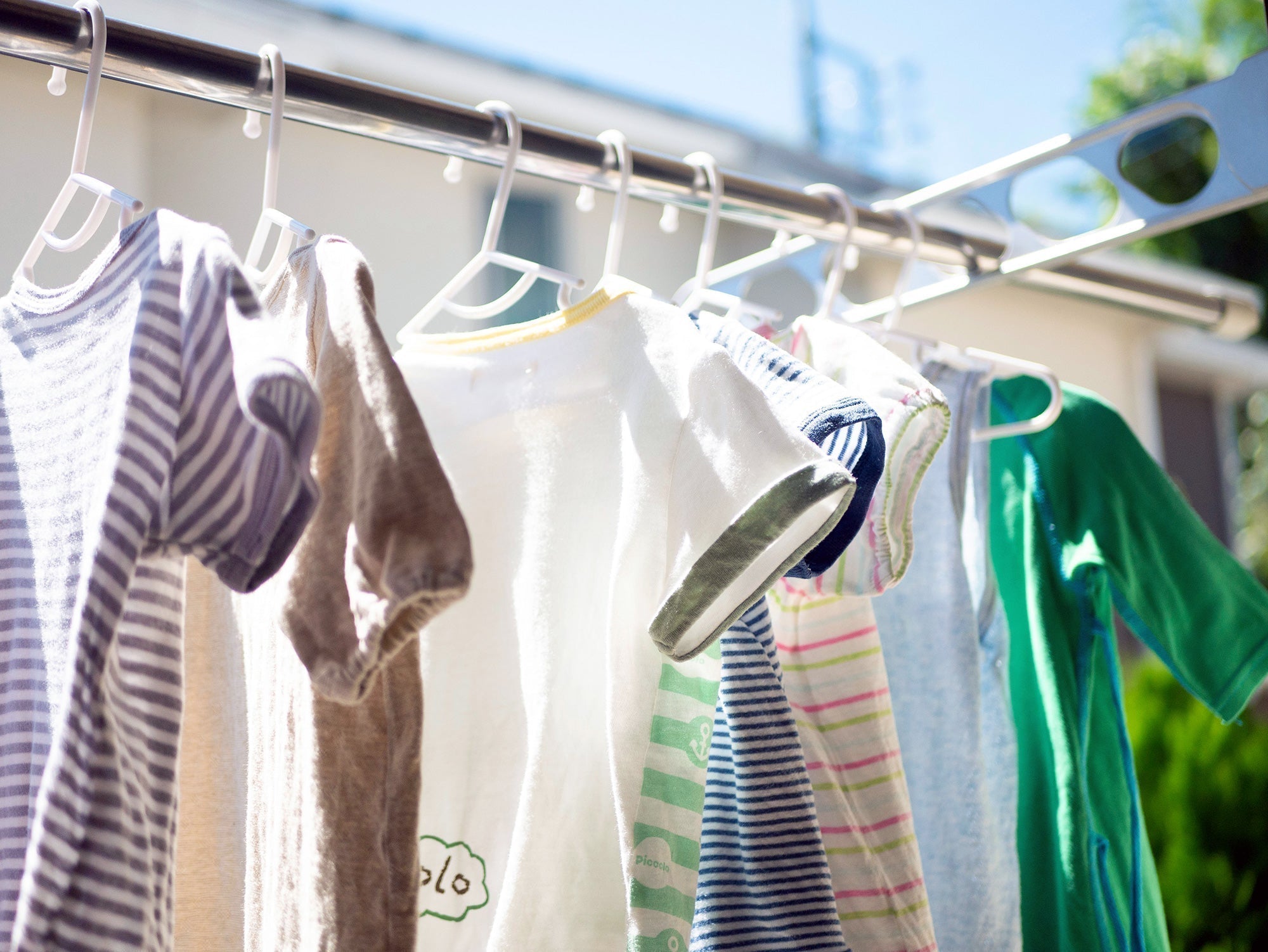 洗濯物を外干ししているベランダ風景 黄砂・PM2.5対策