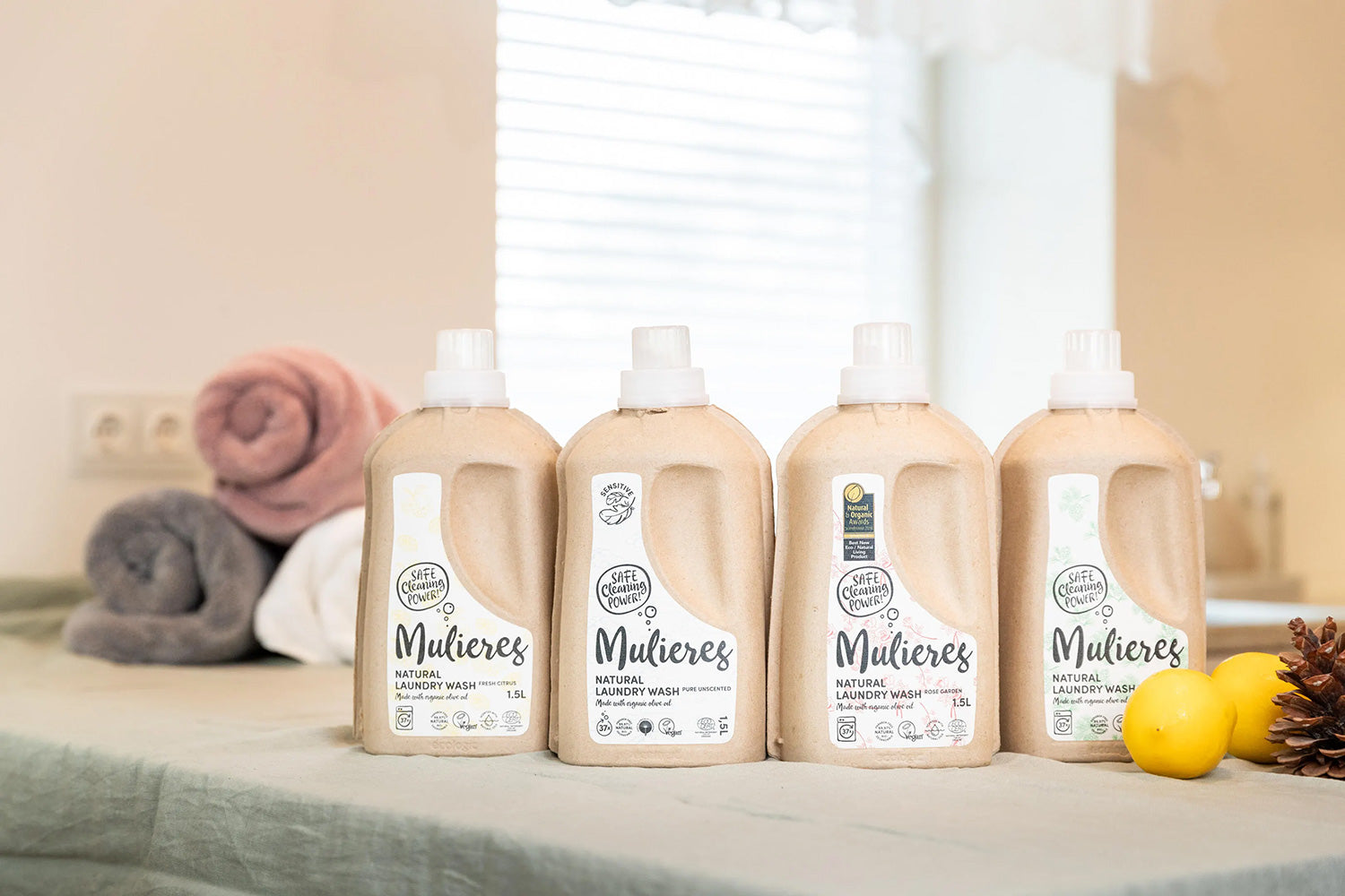 ムリエレスの洗濯洗剤 本体ボトルと詰め替え用、4種類の香りが並んだ商品イメージ