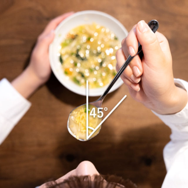 スープ賢人の鏡面仕上げステンレス表面。光を反射する美しいポリッシュが、燕三条の職人技を物語る